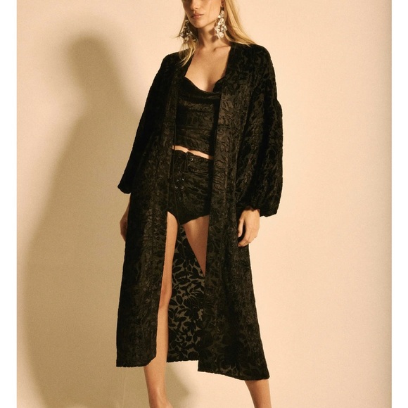 Elegant Black Velvet Robe - Picture 1 of 9